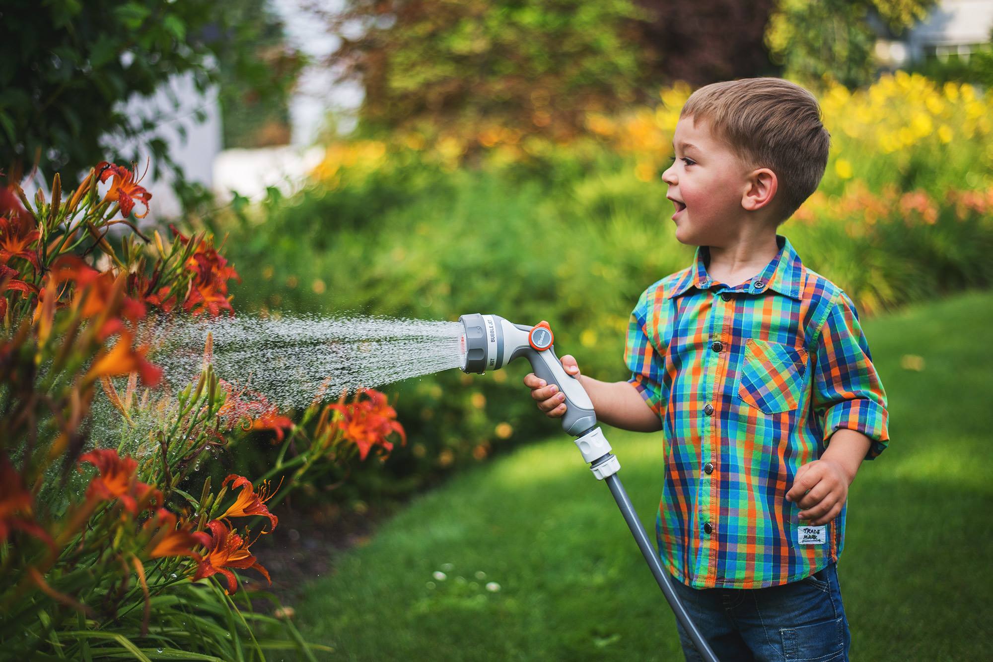 Bradas Gartenschlauch mit Schnellverbinder und Gartenbrause mit Kind was Blumen gießt