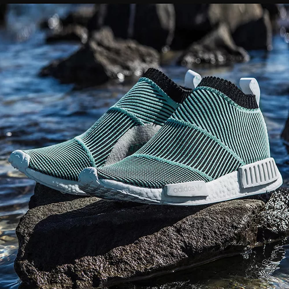 Adidas NMD Sneaker auf ein Stein am Wasser