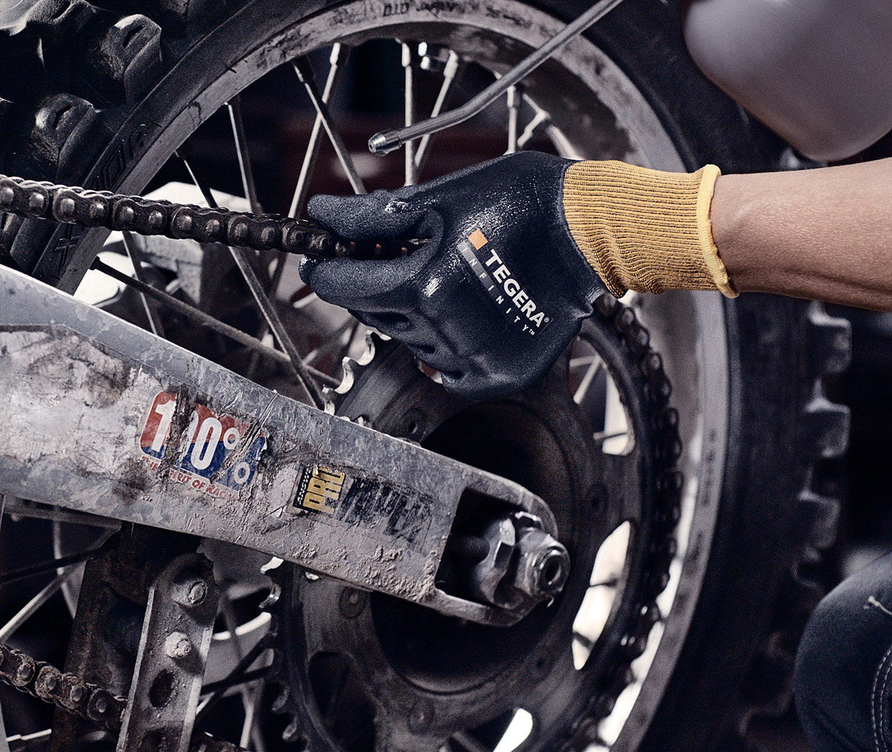 Arbeitshandschuhe bei der Verwendung von Motorradketten einstellen