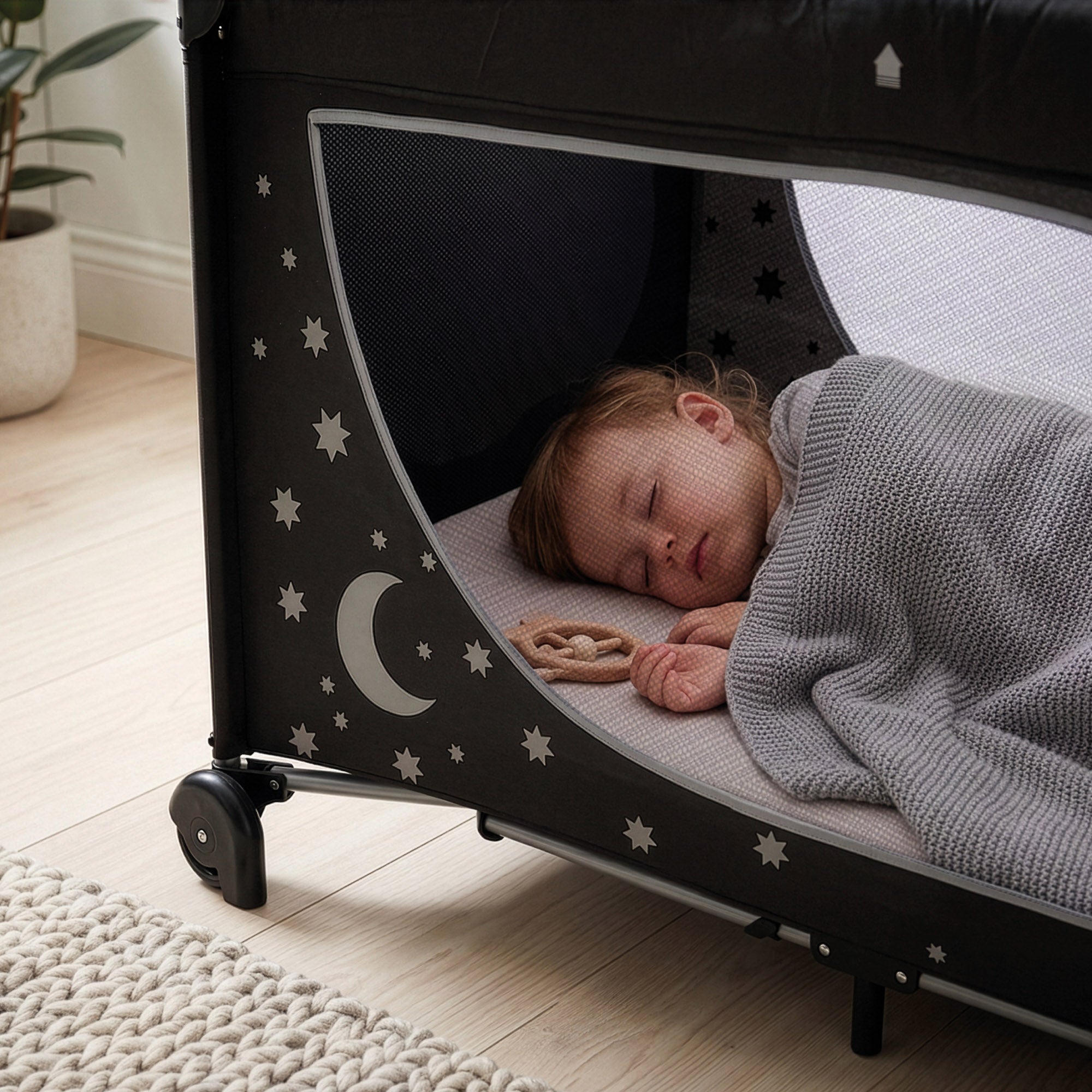 babyGO Moonstar Reisebett 120x60 cm – Glow in the Dark Reisebett mit Seiteneinstieg & Tragetasche